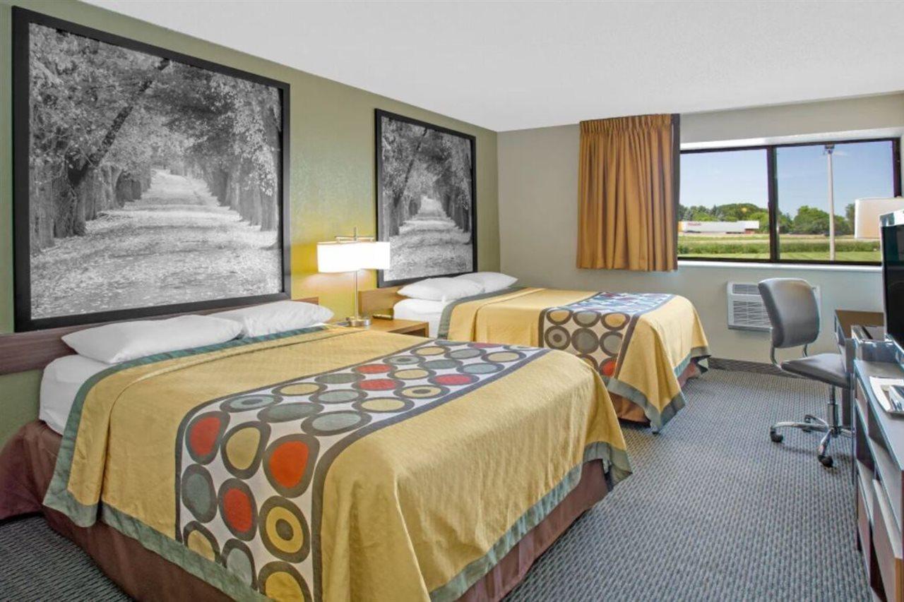 מלון Super 8 By Wyndham Windsor/Madison North מראה חיצוני תמונה