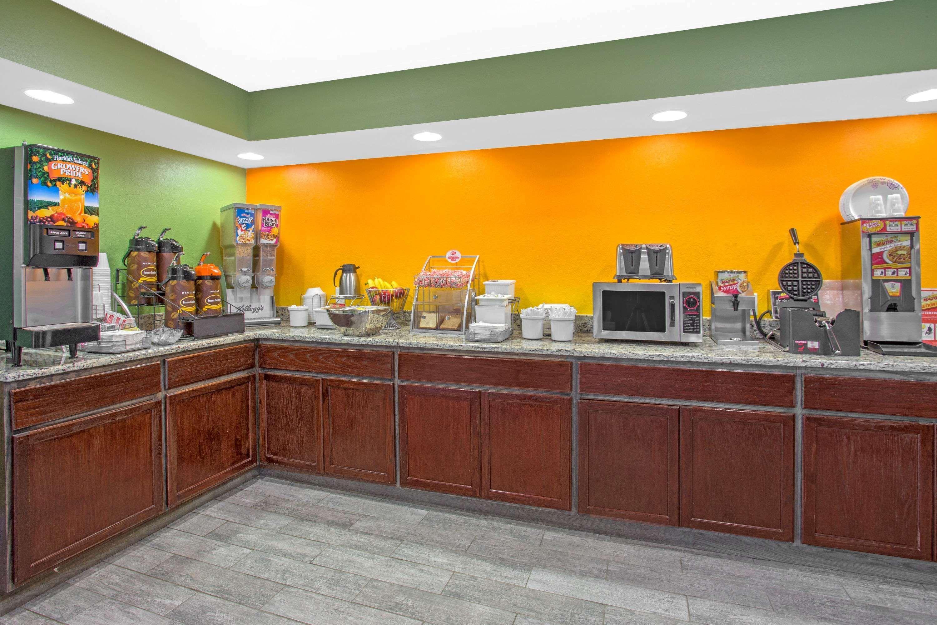 מלון Super 8 By Wyndham Windsor/Madison North מראה חיצוני תמונה