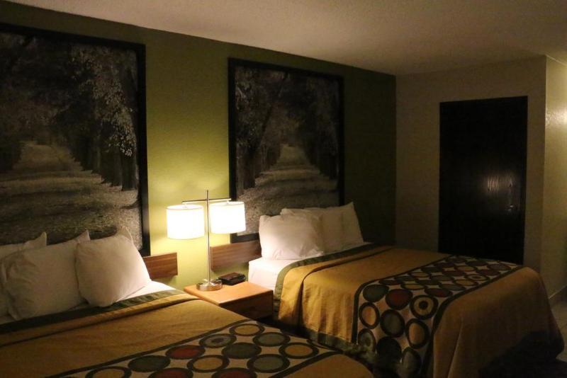 מלון Super 8 By Wyndham Windsor/Madison North מראה חיצוני תמונה