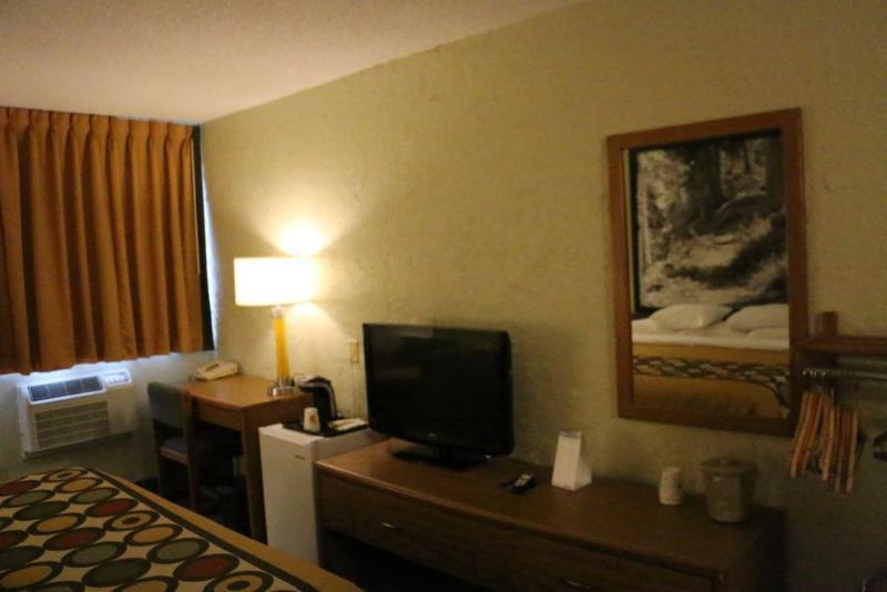 מלון Super 8 By Wyndham Windsor/Madison North מראה חיצוני תמונה